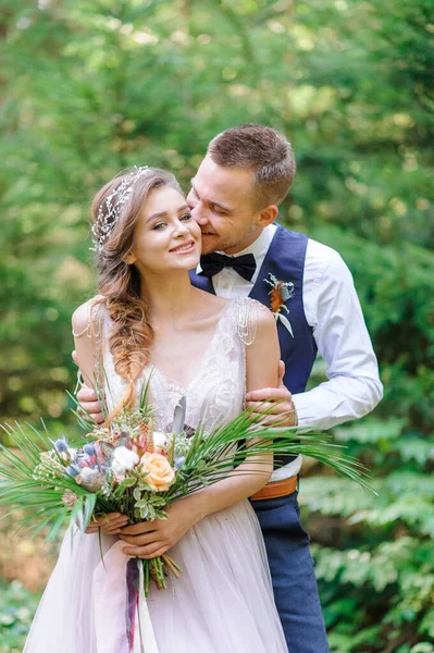 Una Atractiva Pareja Recién Casados Momento Feliz Alegre Hombre Una —  Fotos de Stock