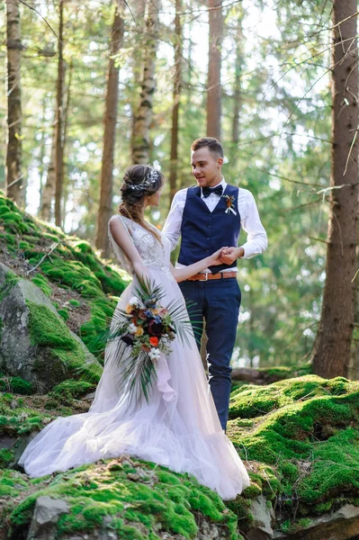 Una Atractiva Pareja Recién Casados Momento Feliz Alegre Hombre Una —  Fotos de Stock