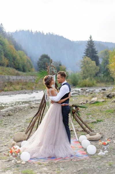 Casal Recém Casado Atraente Momento Feliz Alegre Homem Mulher Abraçar — Fotografia de Stock