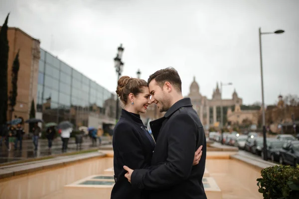 Spanya Plaza Yağmurda Şemsiyenin Altında Yürüyen Güzel Sevgi Dolu Bir — Stok fotoğraf