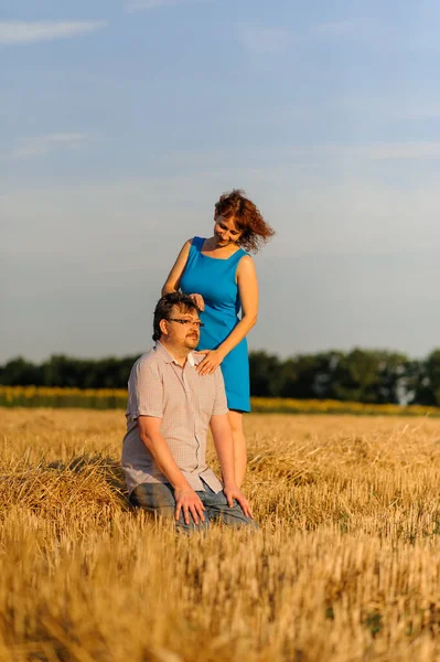 Agricultor Adulto Esposa Passam Tempo Campo Homem Está Sentado Uma — Fotografia de Stock