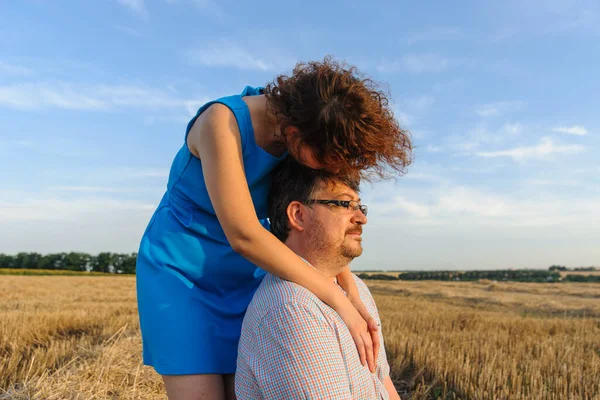 Volwassen Boer Vrouw Brengen Tijd Door Het Veld Man Zit — Stockfoto