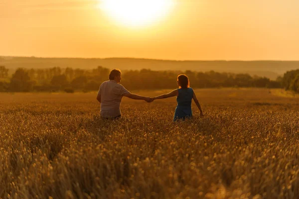 Vuxen Bonde Och Hans Fru Går Hand Hand Genom Sitt — Stockfoto