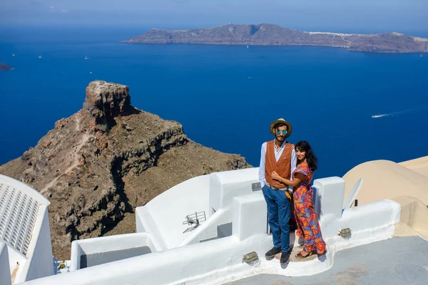 Mężczyzna Kobieta Ściskają Się Tle Skaros Rock Wyspie Santorini Wioska — Zdjęcie stockowe