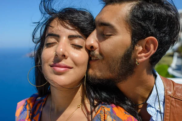 산토리니 Skaros Rock 남자와 여자가 키스를 비글리 — 스톡 사진