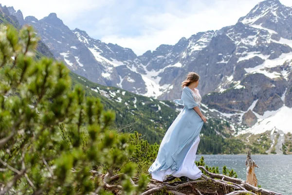 タトラ山脈のポーランドの湖 シーアイ の背景に若い女性の肖像画 人のいない静かな場所を背景にした肖像写真 — ストック写真