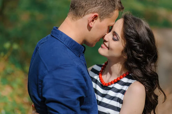 Jeune Beau Couple Amoureux Dans Forêt Plan Rapproché Cadre Tiré — Photo