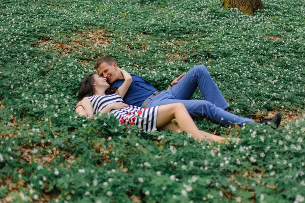 年轻漂亮的夫妇在森林里恋爱了 一个男人和一个女人躺在春天的森林里拥抱着 就在吻的前一刻特写 自由空间 — 图库照片