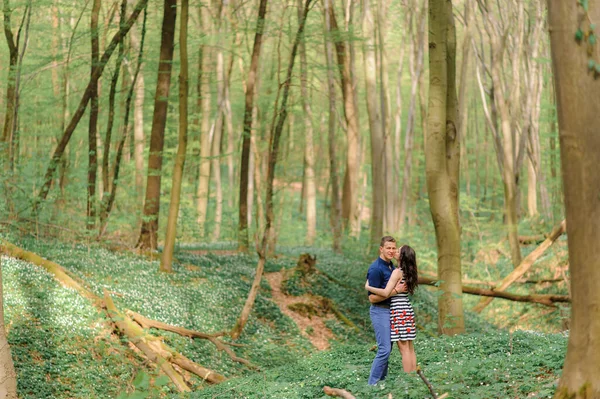 Młoda Piękna Para Zakochana Lesie Para Przytula Się Wąwozu Pośród — Zdjęcie stockowe