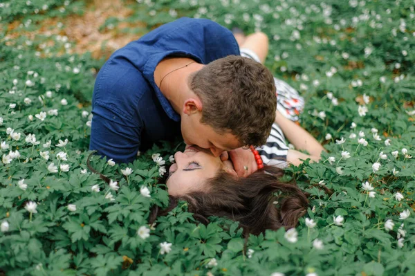 年轻漂亮的夫妇在森林里恋爱了 一个男人和一个女人躺在春天的森林里拥抱着 就在吻的前一刻特写 自由空间 — 图库照片
