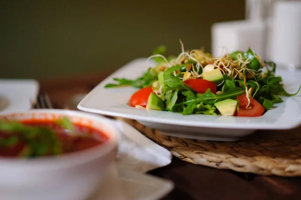 Ensalada Vegetariana Con Brotes Una Vieja Mesa Madera — Foto de Stock