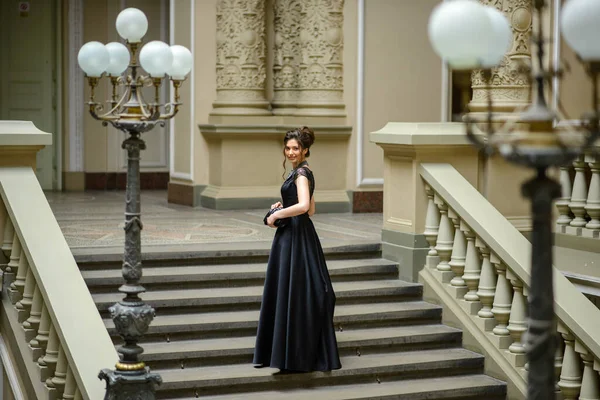 Joven Hermosa Mujer Vestido Negro Para Las Escaleras —  Fotos de Stock