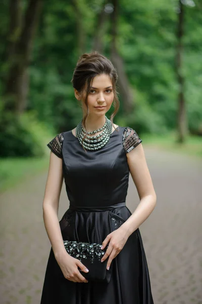 Joven Mujer Hermosa Posando Vestido Negro Parque Con Bolso Las — Foto de Stock