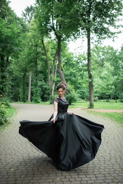 Jonge Mooie Vrouw Draait Een Zwarte Jurk Het Park Jurk — Stockfoto