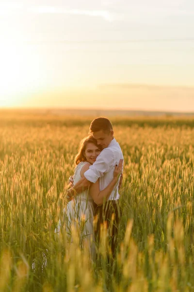Жених Невеста Пшеничном Поле Пара Обнимается Закате — стоковое фото