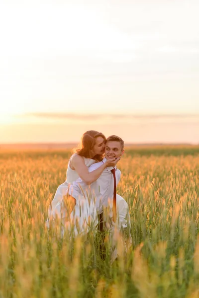 Brud Och Brudgum Ett Vetefält Man Bär Älskad Ryggen — Stockfoto