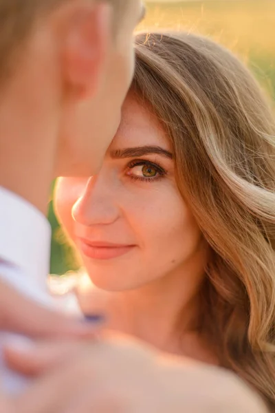 Sposa Sposo Campo Grano Uomo Bacia Amato Sulla Fronte — Foto Stock