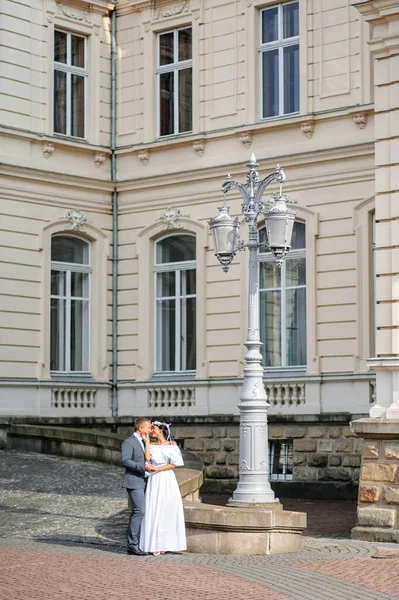 Sesja Ślubna Tle Starego Budynku Panna Młoda Pan Młody Delikatnie — Zdjęcie stockowe