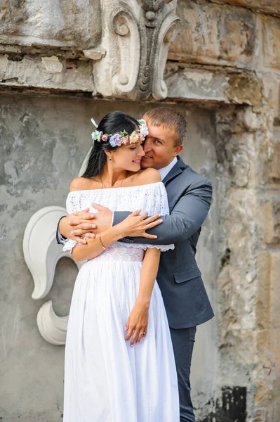 Γαμήλια Φωτογράφιση Στο Βάθος Του Παλιού Κτιρίου Νύφη Και Γαμπρός — Φωτογραφία Αρχείου
