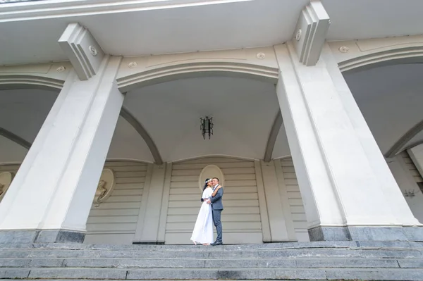 Eski Binanın Arka Planında Düğün Fotoğrafı Var Gelin Damat Nazikçe — Stok fotoğraf