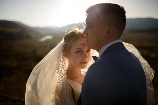 Close Portret Van Bruid Bruidegom Een Moment Voor Kus — Stockfoto