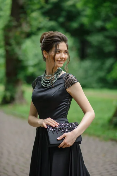 Parkta Siyah Bir Elbise Içinde Poz Veren Genç Güzel Bir — Stok fotoğraf