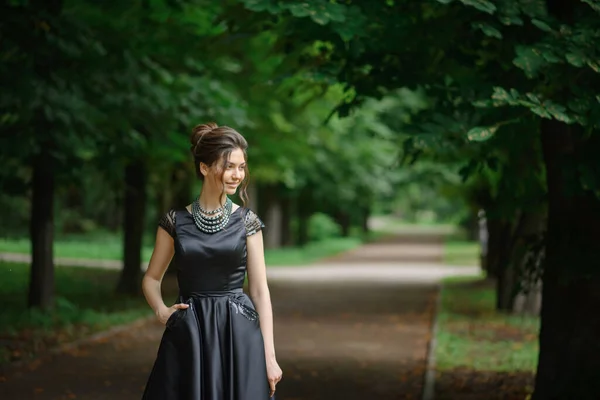 Jovem Bela Mulher Posando Vestido Preto Parque — Fotografia de Stock