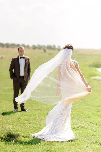 Een Mooie Bruid Wordt Gespeeld Met Haar Sluier Staat Met — Stockfoto