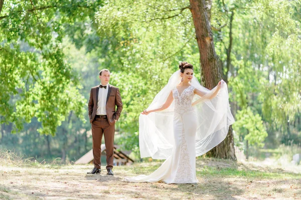 Gelin Damat Kameranın Önünde Poz Veriyor Geline Odaklan — Stok fotoğraf