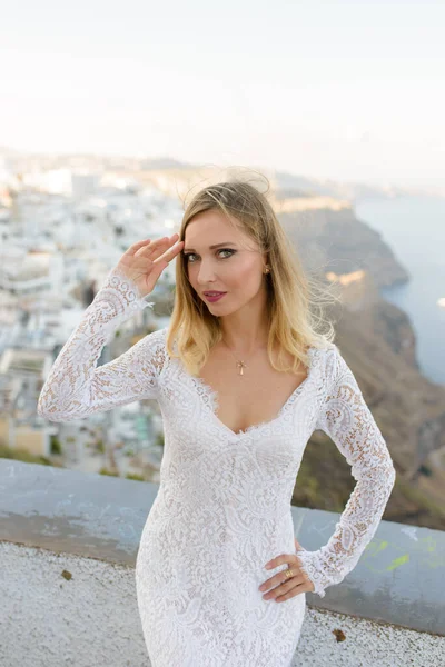 Hermosa Novia Vestido Blanco Posando Sobre Telón Fondo Ciudad Thira —  Fotos de Stock