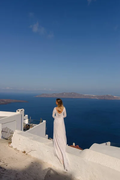 Piękna Panna Młoda Białej Sukience Pozującej Tle Morza Śródziemnego Thira — Zdjęcie stockowe