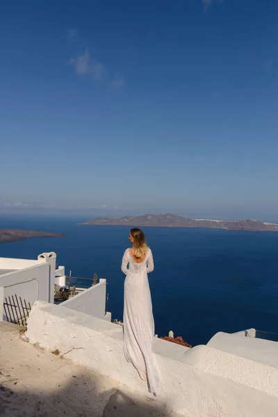 Hermosa Novia Vestido Blanco Posando Sobre Fondo Del Mar Mediterráneo —  Fotos de Stock