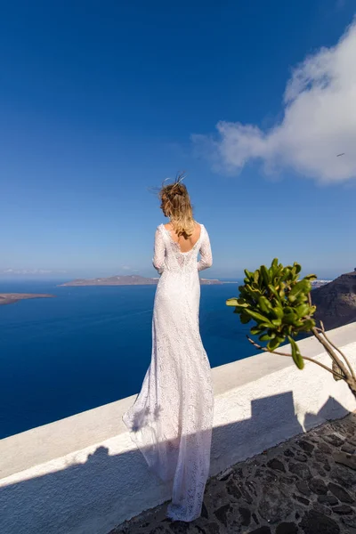 Όμορφη Νύφη Λευκό Φόρεμα Που Ποζάρει Στο Φόντο Της Μεσογείου — Φωτογραφία Αρχείου