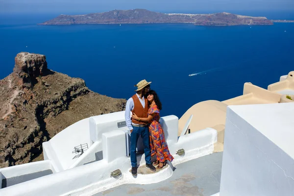 Uomo Una Donna Abbracciano Sullo Sfondo Skaros Rock Sull Isola — Foto Stock