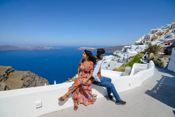 Hombre Mujer Posando Sobre Telón Fondo Skaros Rock Isla Santorini — Foto de Stock