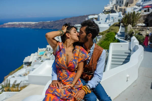 Hombre Una Mujer Besan Telón Fondo Skaros Rock Santorini Island — Foto de Stock