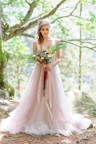 Gelukkige Bruid Een Roze Trouwjurk Het Meisje Houdt Een Bruiloft — Stockfoto