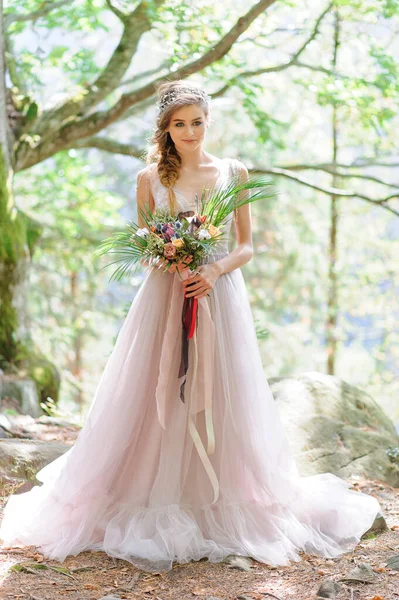 Sposa Felice Abito Sposa Rosa Ragazza Tiene Mano Bouquet Sposa — Foto Stock