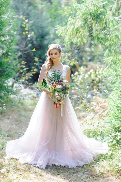 Sposa Felice Abito Sposa Rosa Ragazza Tiene Mano Bouquet Sposa — Foto Stock