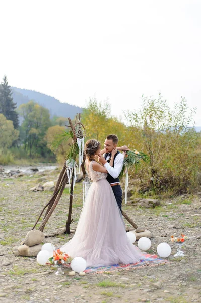 Casal Recém Casado Atraente Momento Feliz Alegre Homem Mulher Abraçar — Fotografia de Stock