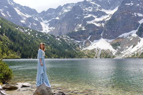 タトラ山脈のポーランドの湖 シーアイ の背景に若い女性の肖像画 人のいない静かな場所を背景にした肖像写真 — ストック写真