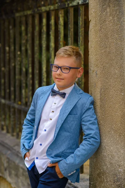 Ein Kleiner Junge Anzug Und Brille Steht Der Wand — Stockfoto