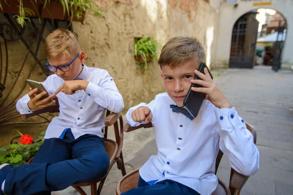 Dwóch Przystojniaków Rozmawia Przez Smartfona Chłopcy Naśladują Rodziców Biznesmenów Faceci — Zdjęcie stockowe
