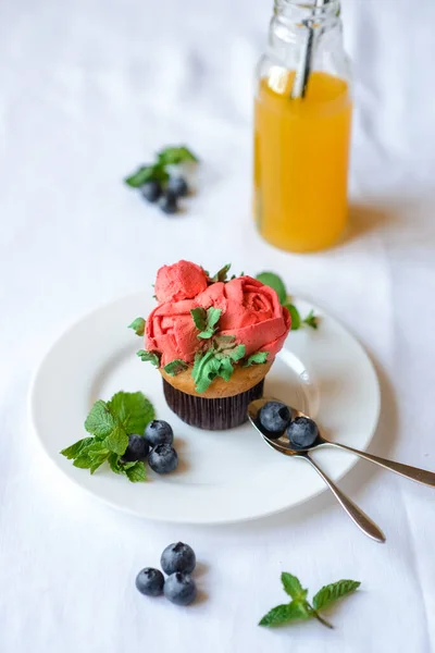 Köstliche Cupcake Auf Einem Weißen Teller Auf Weißem Hintergrund — Stockfoto