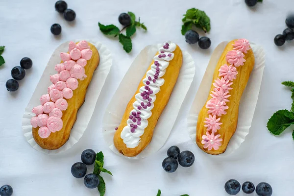 Smaklig Hemlagad Eclairs Vit Duk Blåbär Utspridda Överallt — Stockfoto