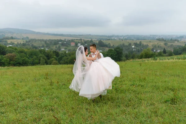 Bruid Bruidegom Een Huwelijkswandeling Liefdevol Stel Kijken Elkaar Ogen Bruidegom — Stockfoto