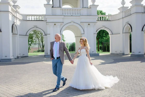 Los Novios Van Mano Pareja Sonríe —  Fotos de Stock