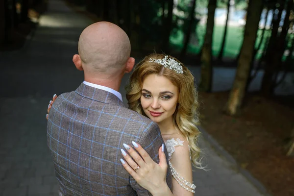 Gelin Damat Sarılıyor Tepeden Çekilmiş Yakın Plan — Stok fotoğraf