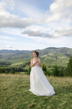 Gelin, dağların arkasında poz veriyor..