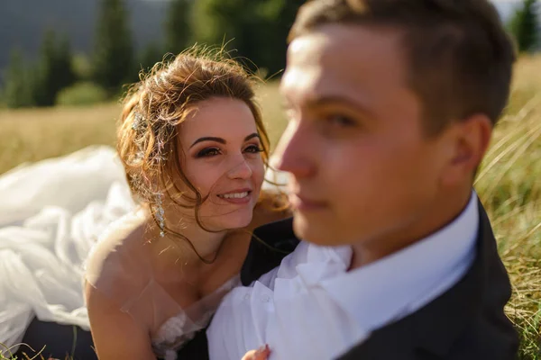 Bryllupsfotografering Fjellet Nygifte Ligger Gresset Paret Smiler Avgrensning – stockfoto